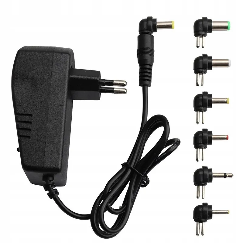Uusi Kokoelma Universaali AC-adapteri, jossa 6 piikkiä
